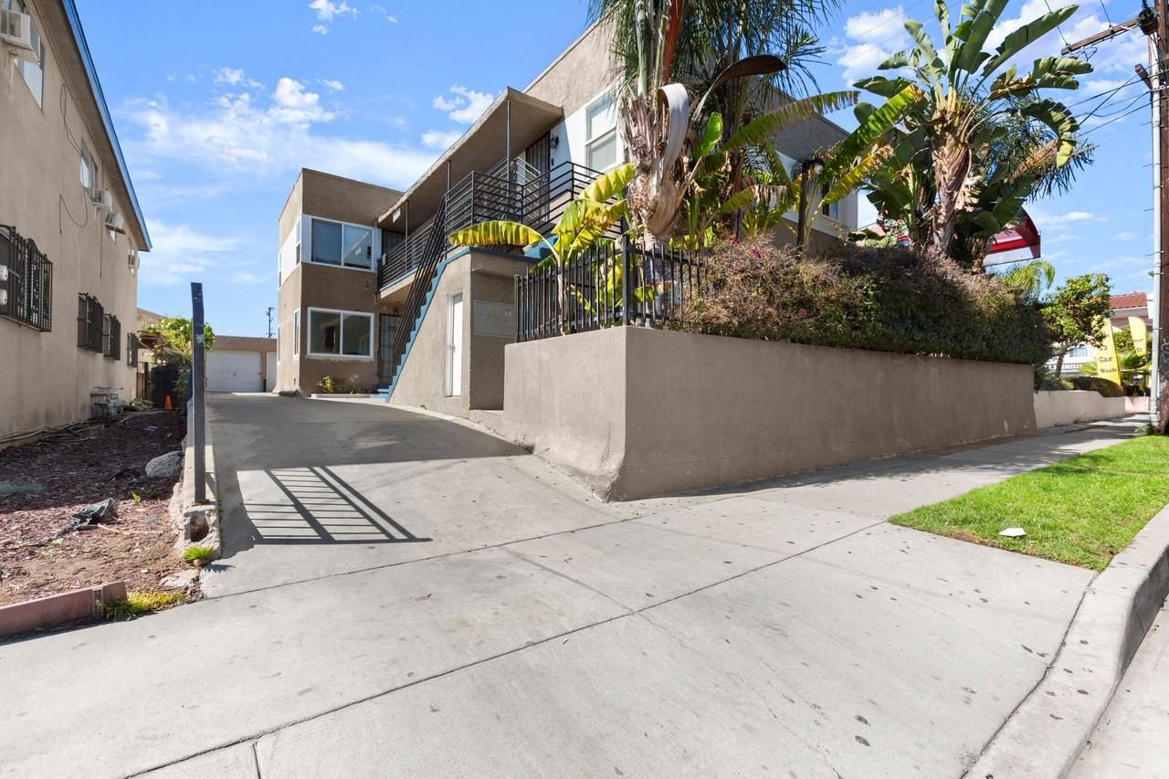 1 BED 1 BATH IN LOS ANGELES!!! - Photo 2 of 4