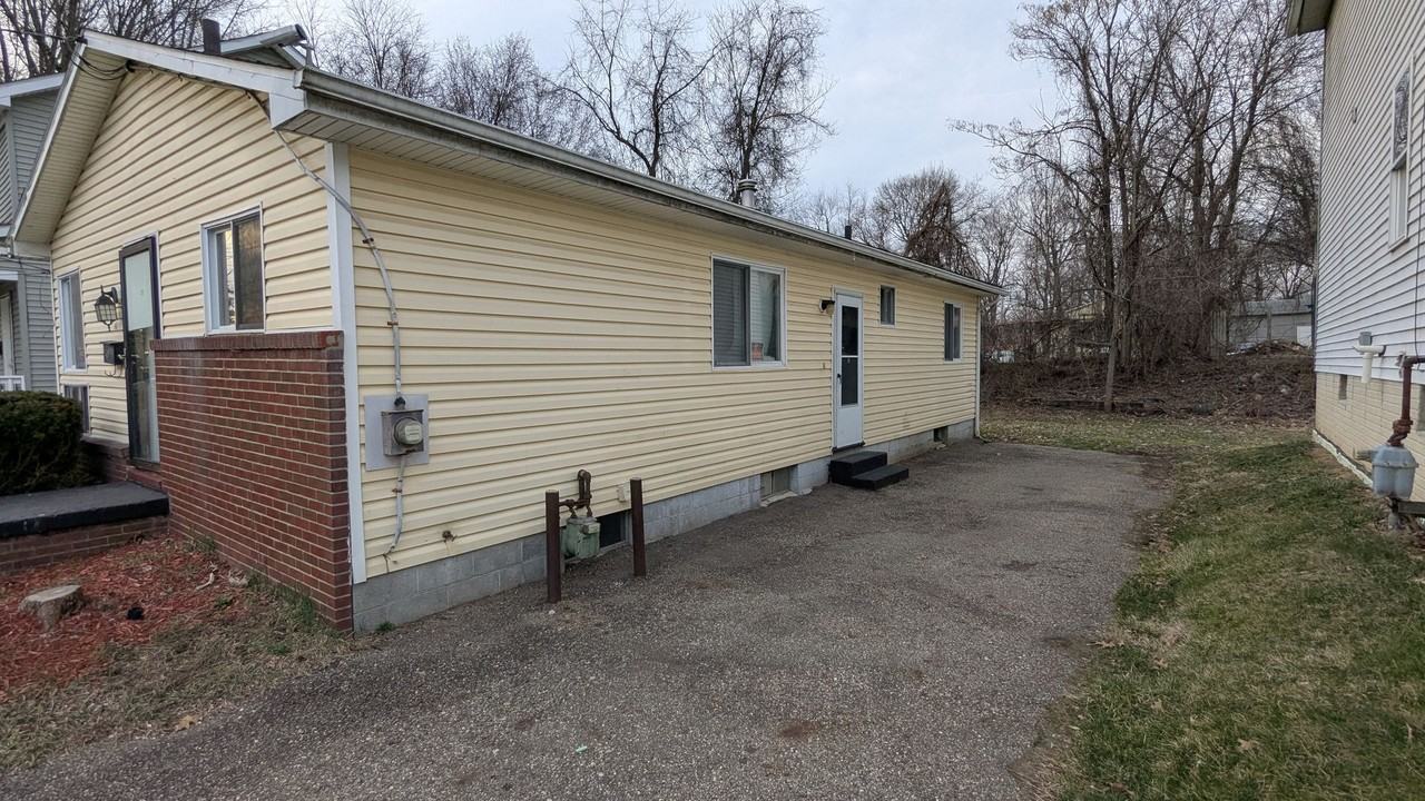 1141 Maryville Ave - Photo 3 of 24