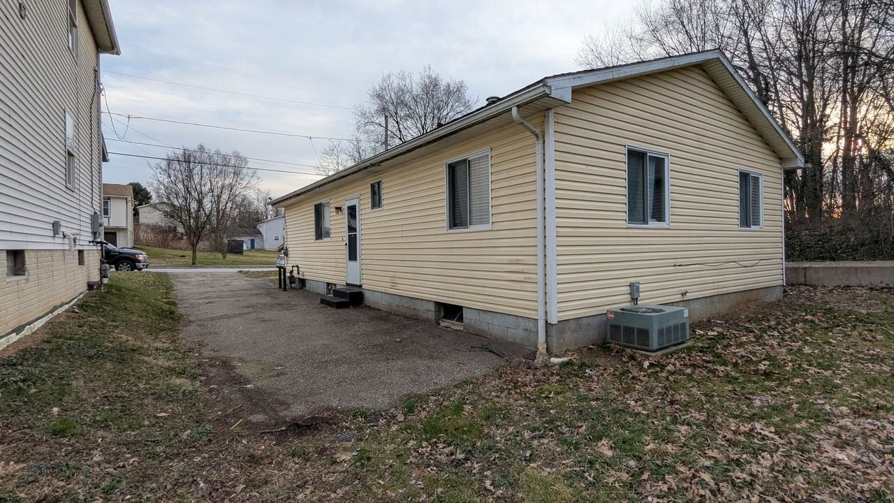 1141 Maryville Ave - Photo 5 of 24