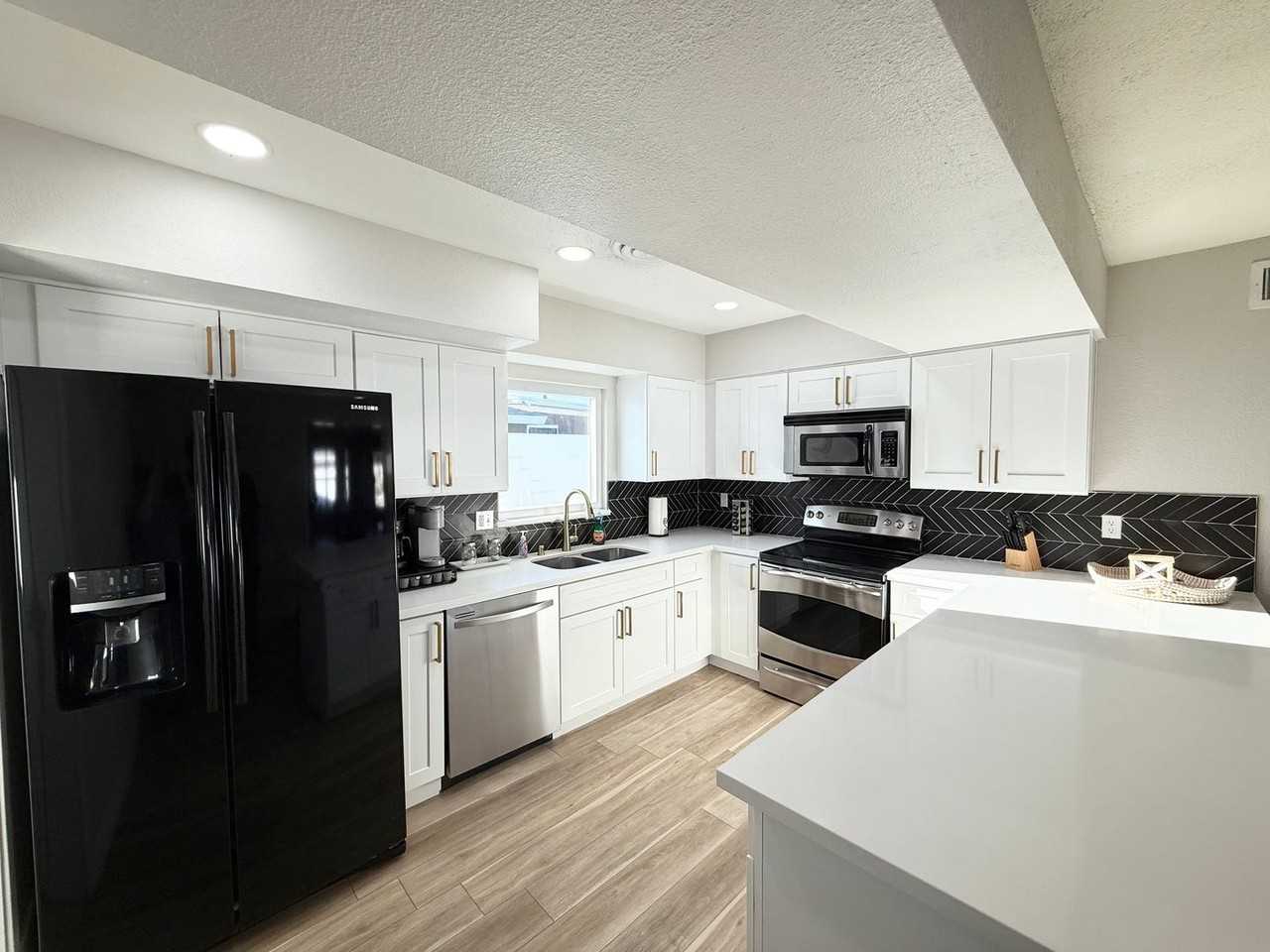 1526 E Twain Ave - Photo 3 of 18