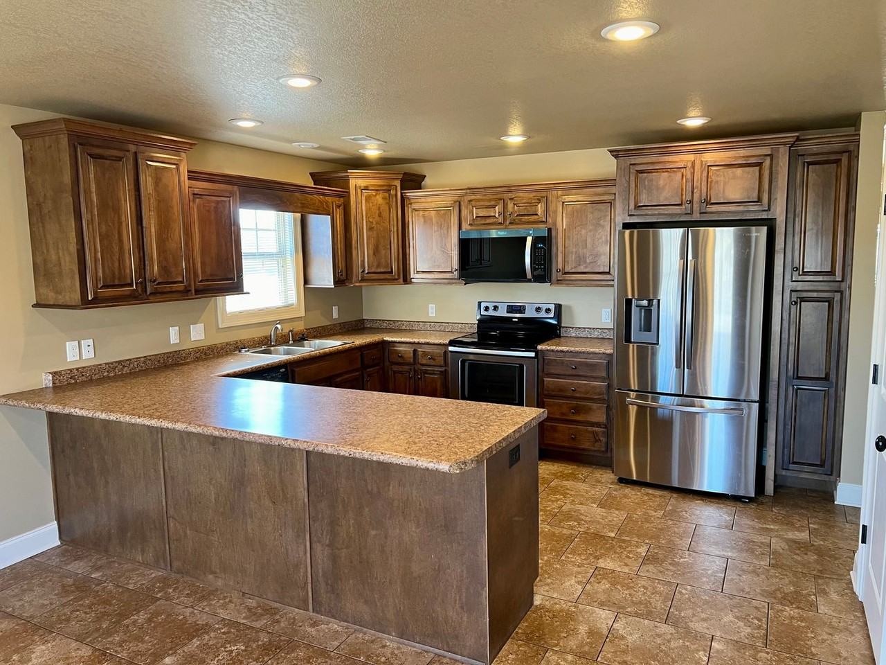 6000 Beaver Creek Ln - Photo 3 of 17