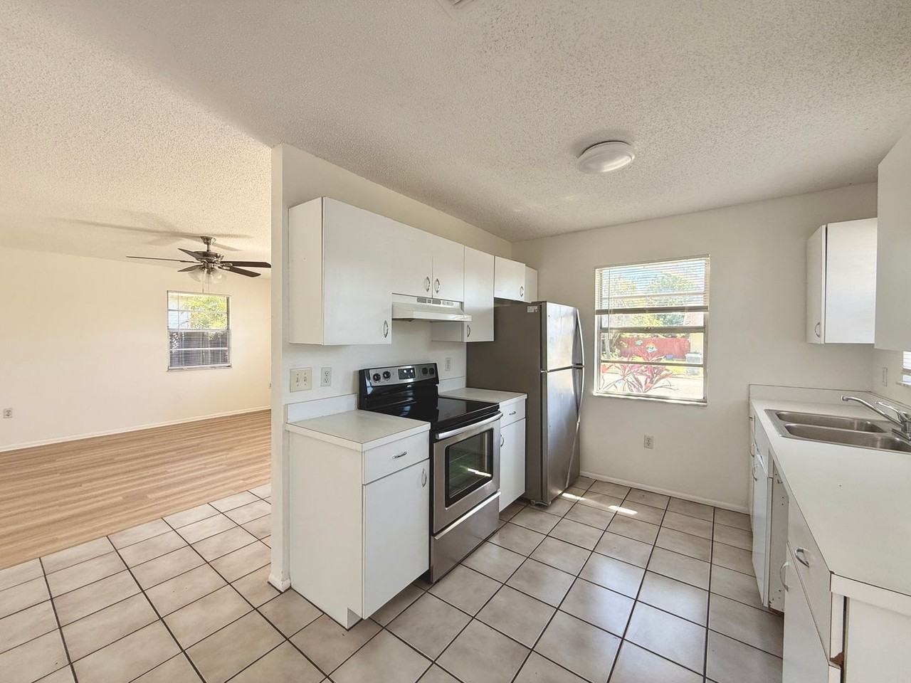 516 23rd Ave W - Photo 3 of 9