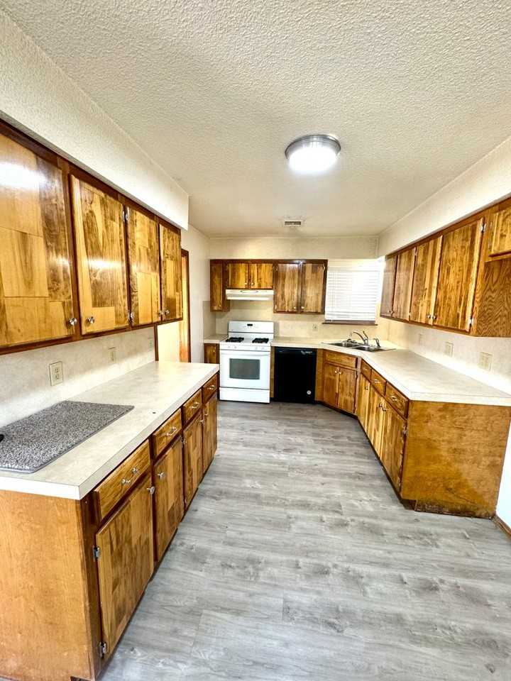 16605 E 4th St - Photo 6 of 26