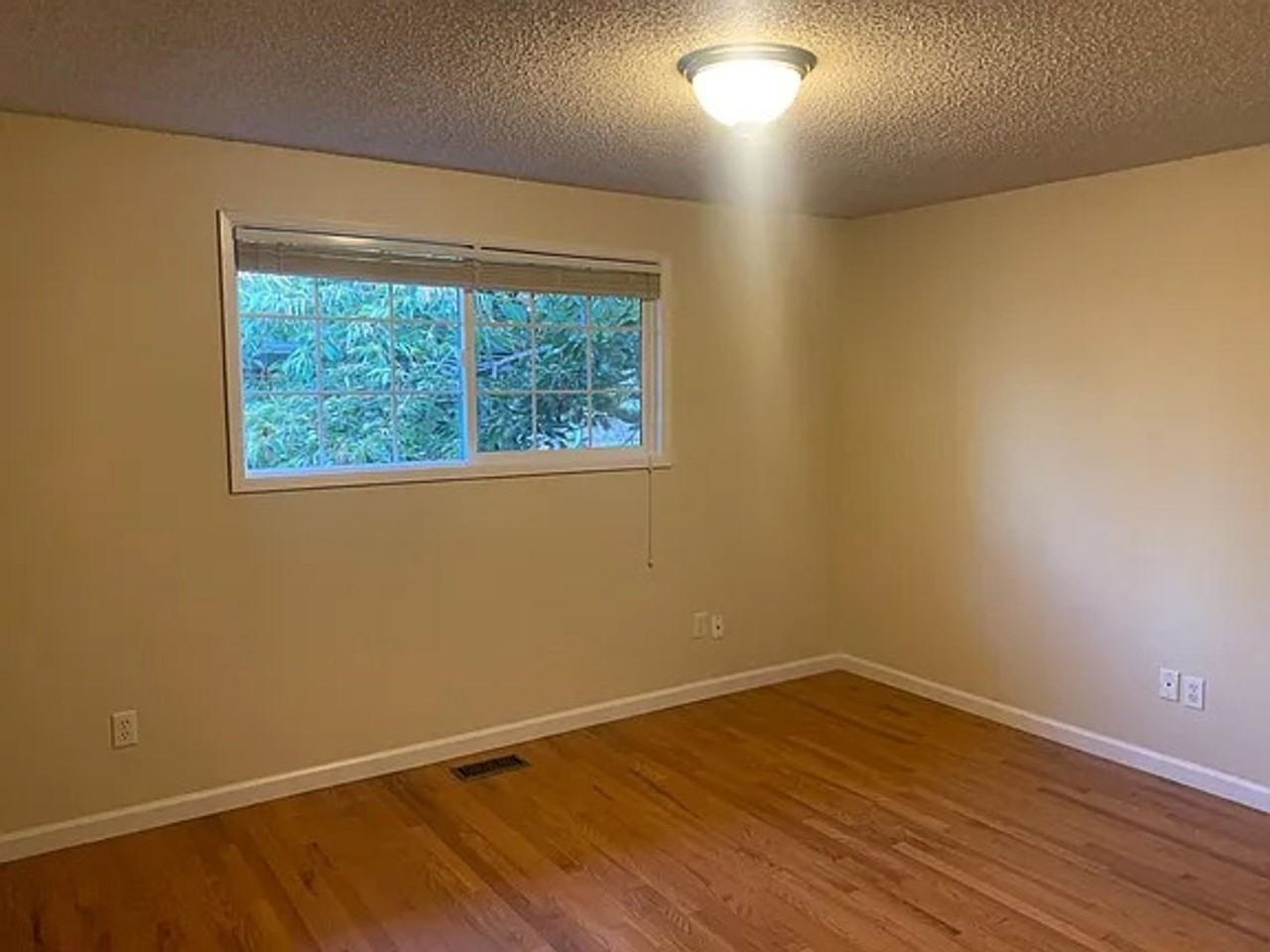 4725 Se 30th Ave - Photo 3 of 12