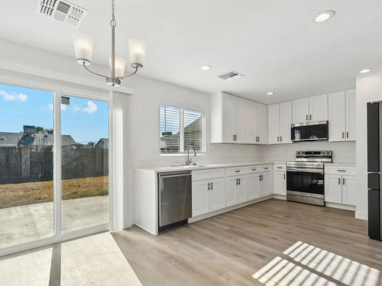 3121 W Libby St - Photo 3 of 10