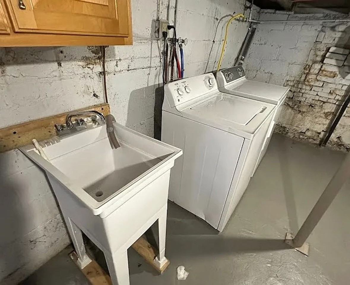 215 Milton St - Photo 3 of 12