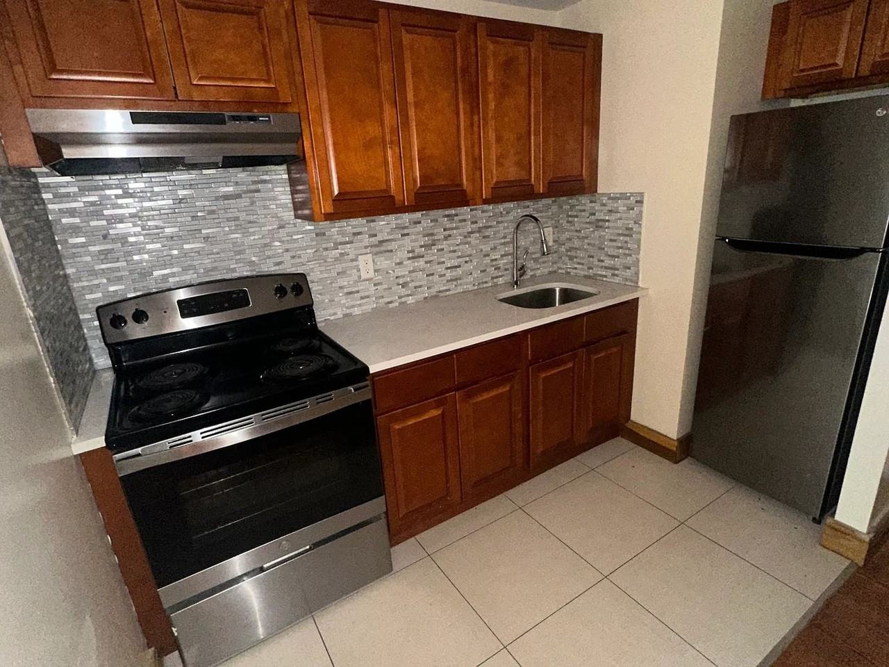 686 Beck St #2 - Photo 3 of 6