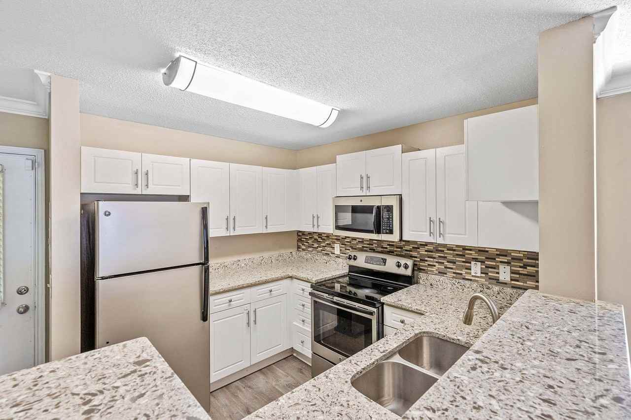 Alexander Crossing Apartments & Townhomes - Photo 2 of 21