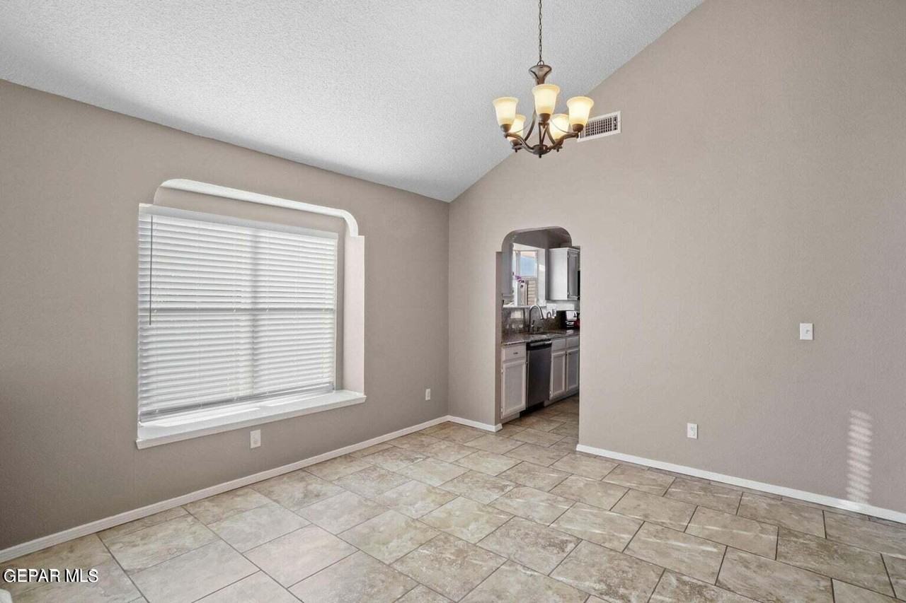 12181 Dos Rios Dr - Photo 5 of 30