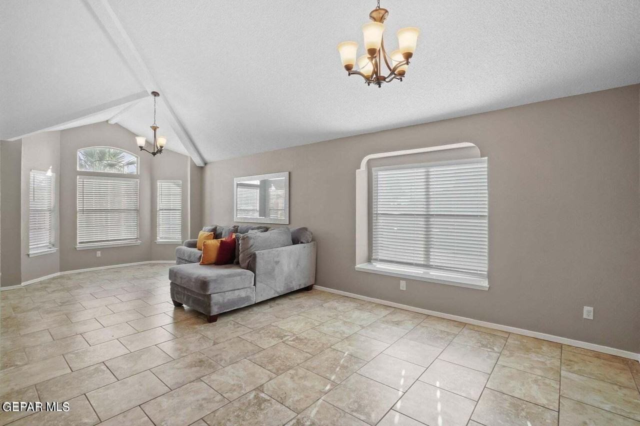 12181 Dos Rios Dr - Photo 6 of 30