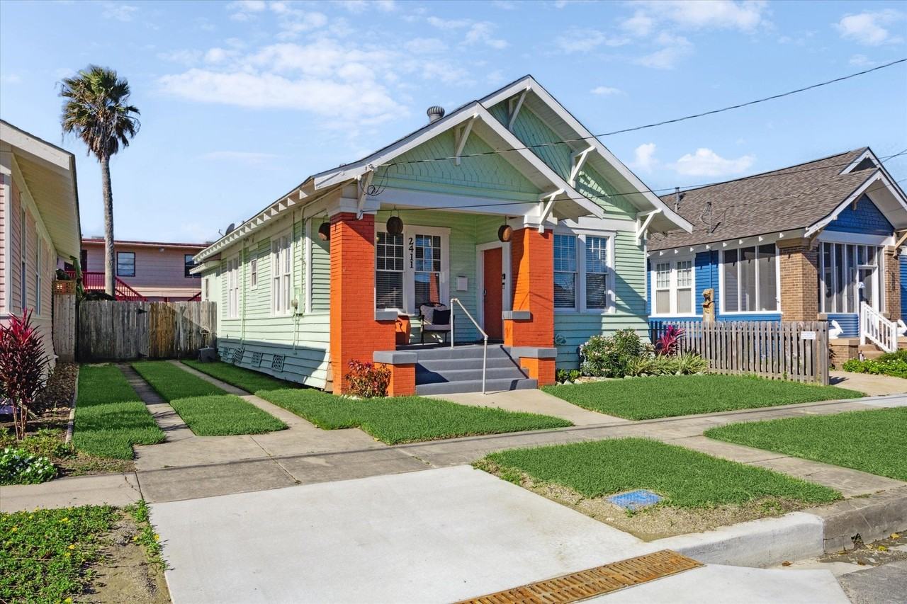 2411 37th St - Photo 2 of 34