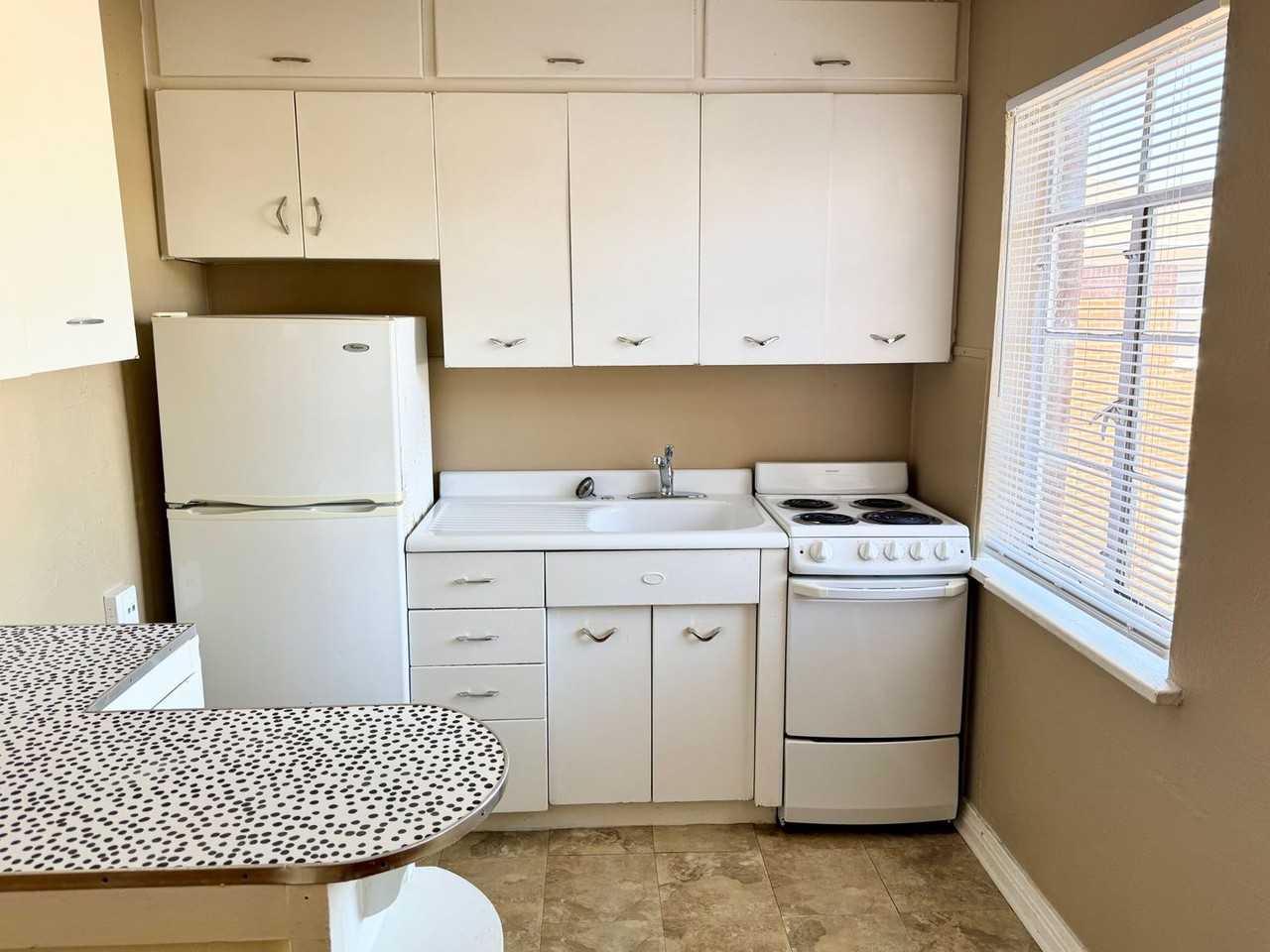1740 Nw 17th St - Photo 3 of 7