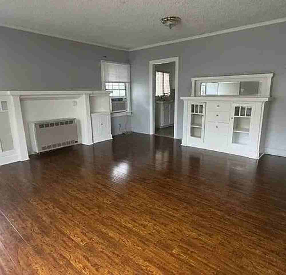 12820 Penn St - Photo 3 of 11