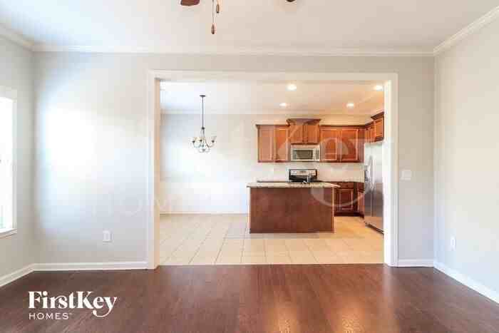 546 Broughton Dr - Photo 2 of 15