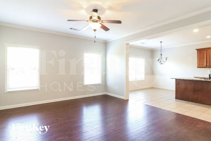 546 Broughton Dr - Photo 3 of 15