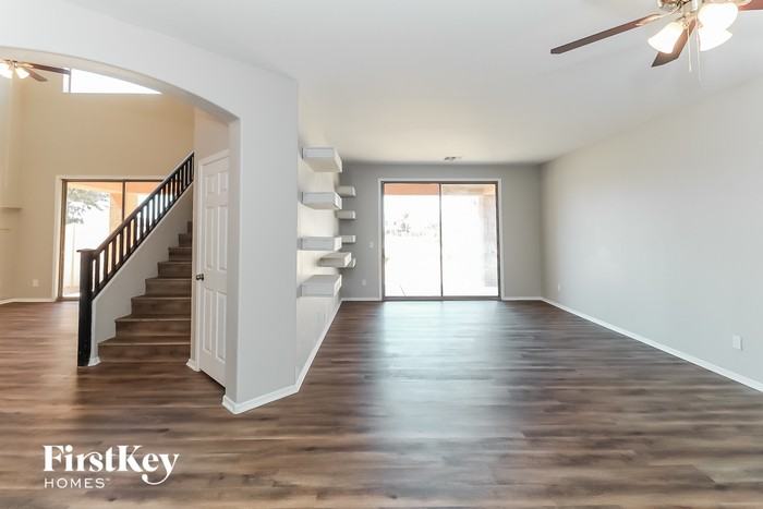 6622 S 57th Ave - Photo 3 of 14