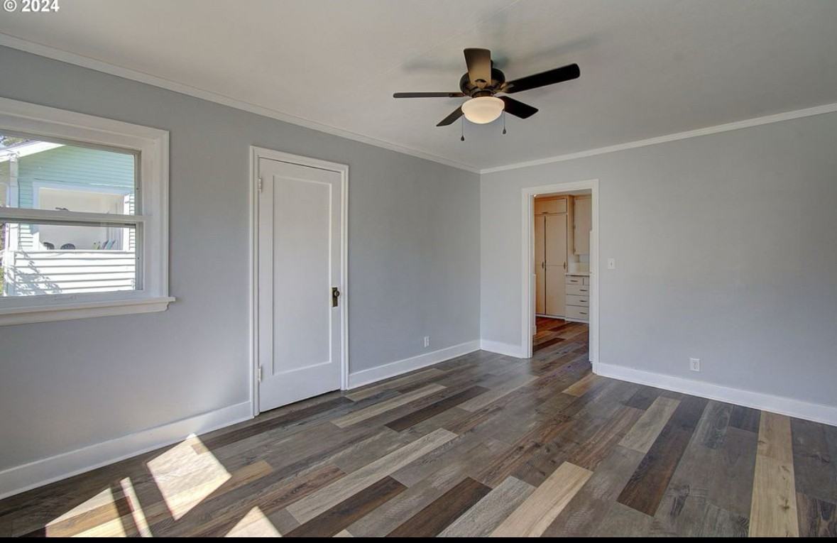 1418 Ne Dallas St - Photo 4 of 24