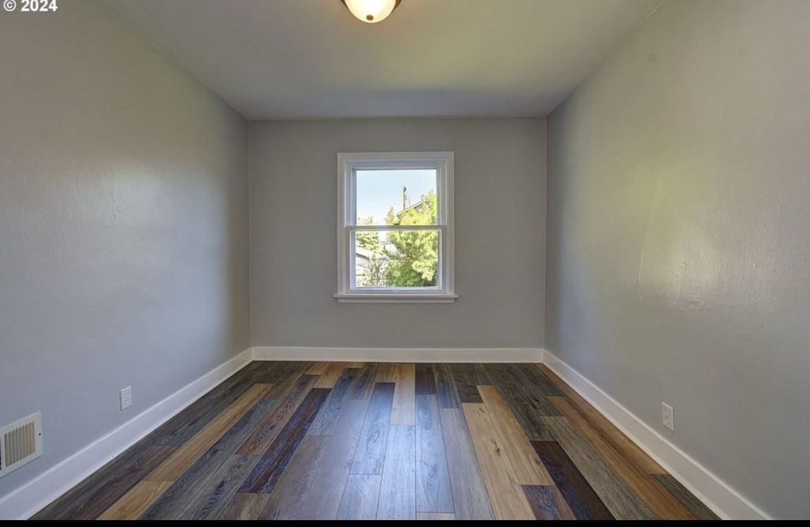 1418 Ne Dallas St - Photo 5 of 24