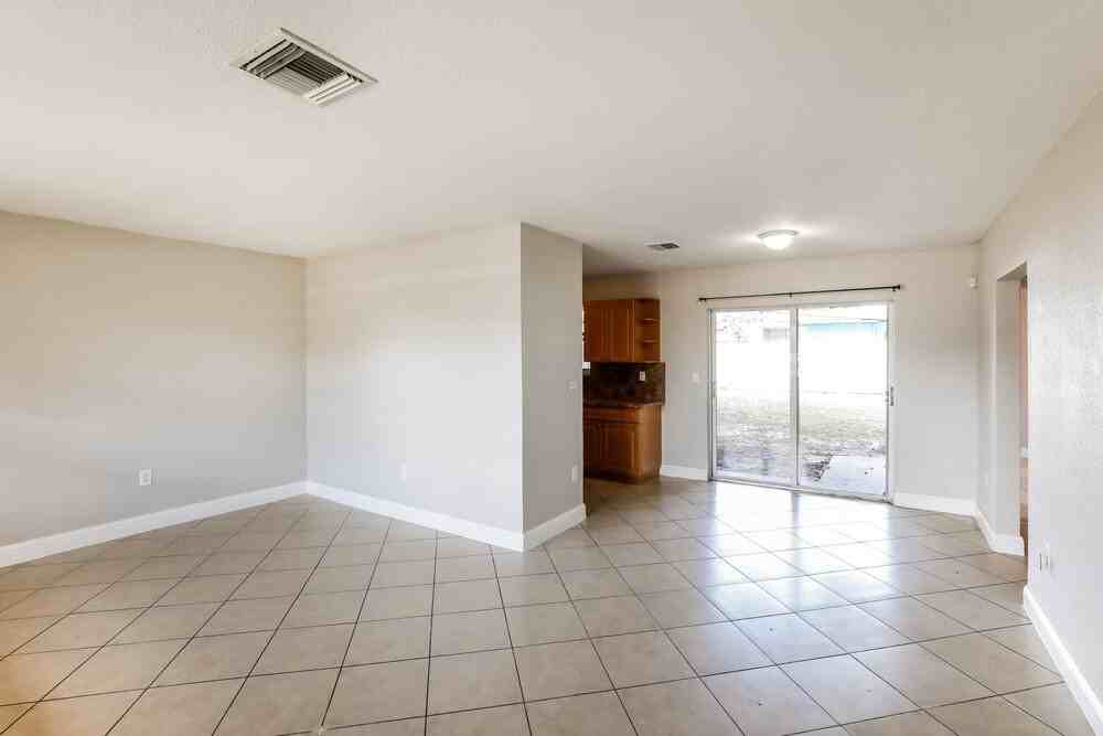 1251 Nwstreet - Photo 3 of 16