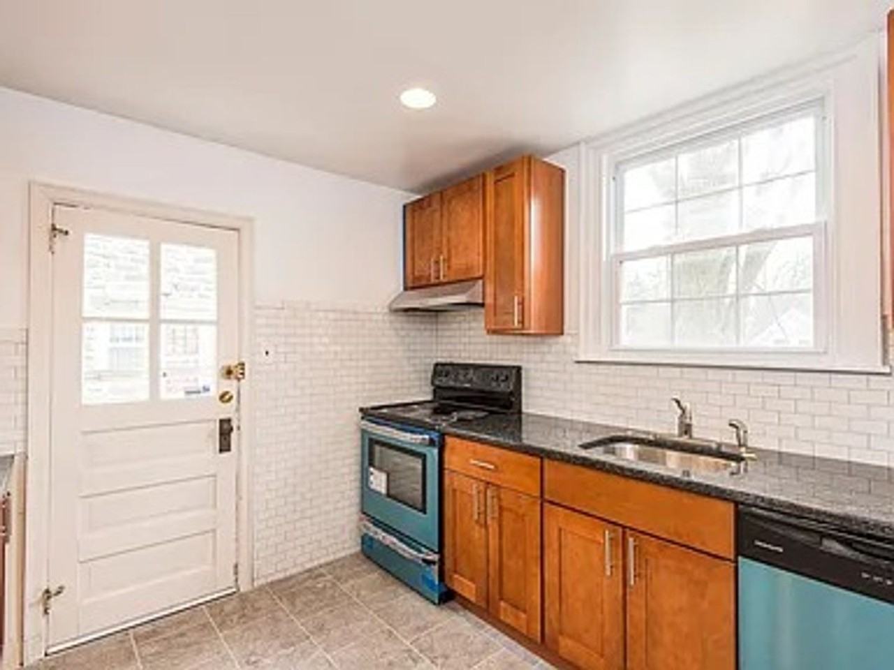 1478 Braddock Ln - Photo 3 of 13