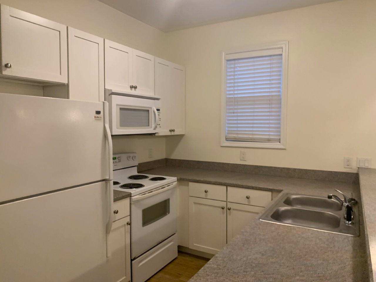 38 Weeden St Apt B - Photo 4 of 12