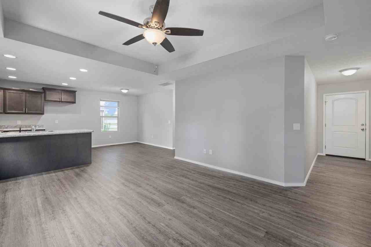 406 E Stone Creek Road - Photo 3 of 20