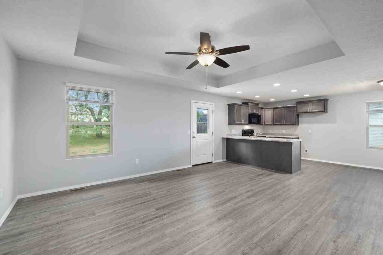 406 E Stone Creek Road - Photo 5 of 20