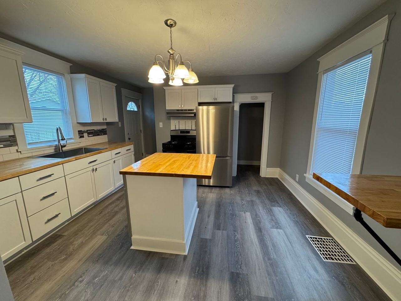 437 4th Ave - Photo 5 of 10