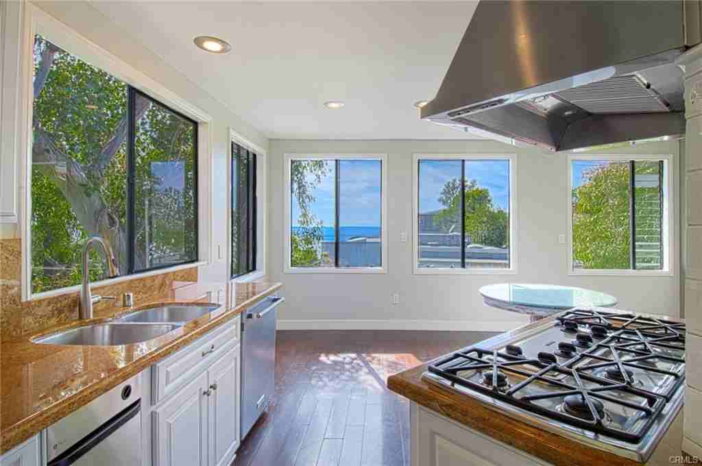 862 Summit Dr - Photo 3 of 8