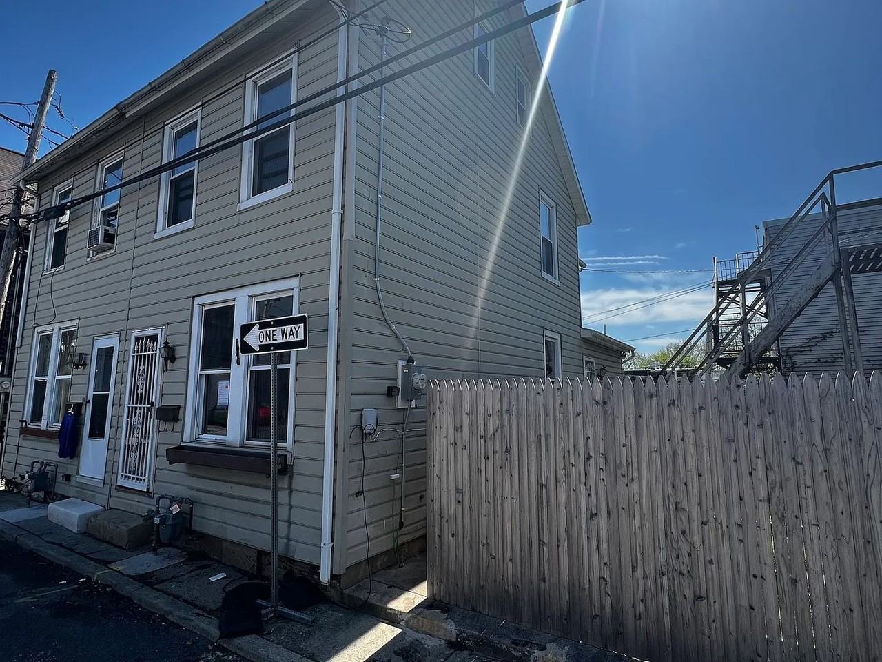 1040 W Maple St - Photo 3 of 10