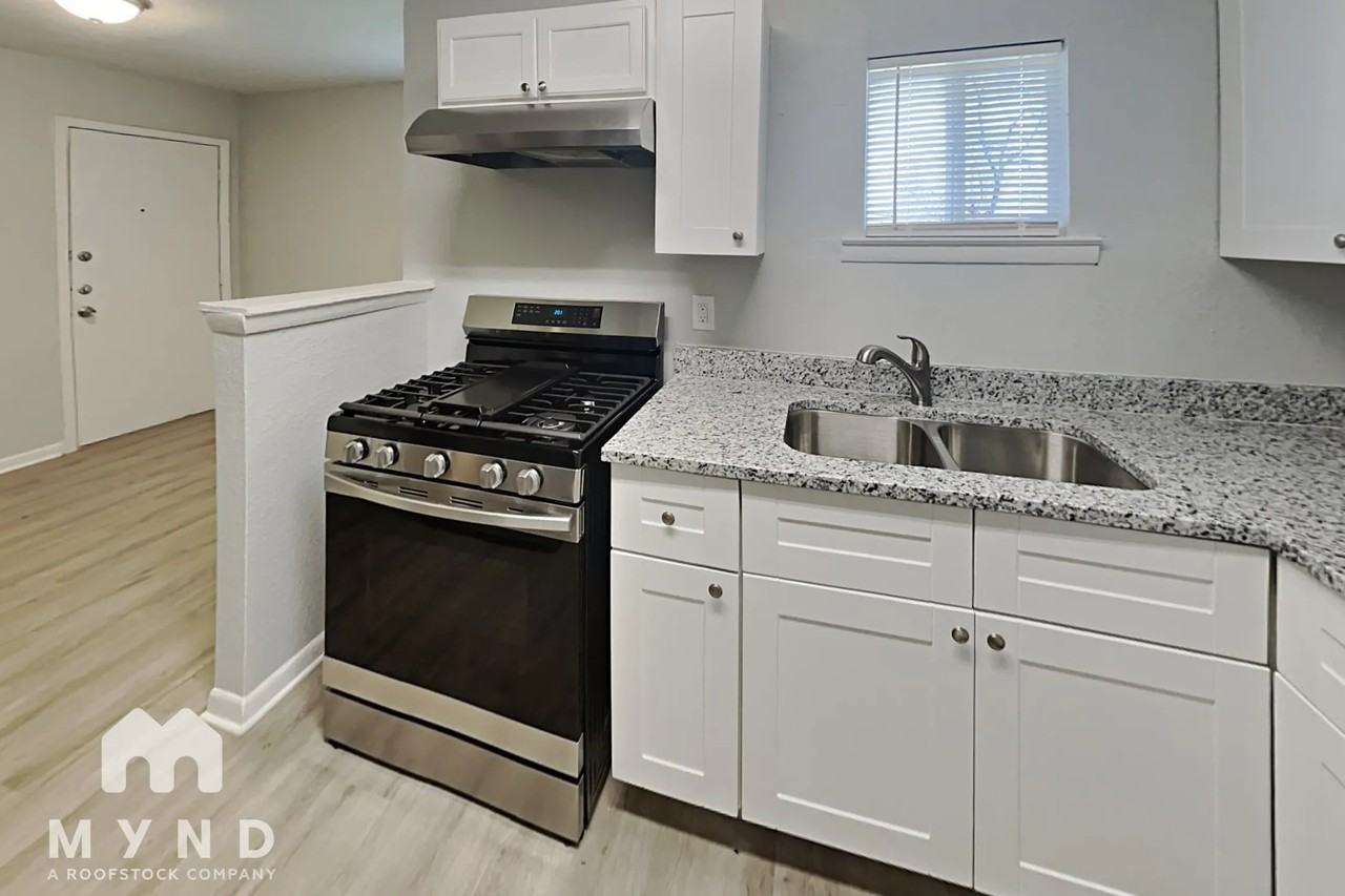 1329 E Anthony St - Photo 3 of 19