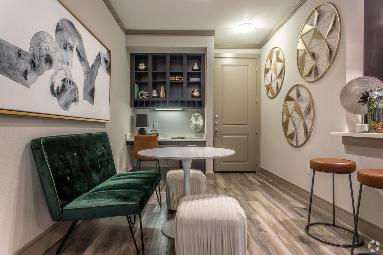 180 W Gray St - Photo 4 of 12