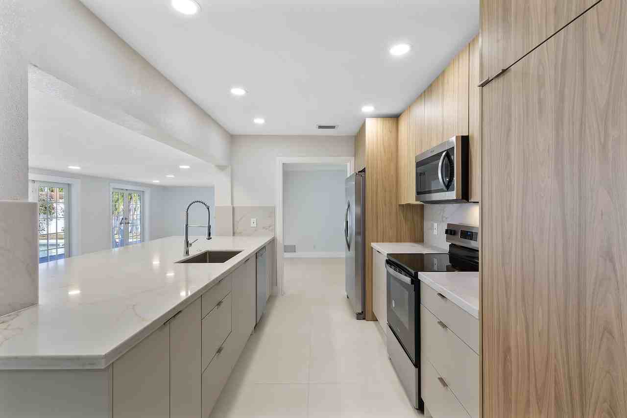 2231 Northeast 34th Court - Photo 3 of 30