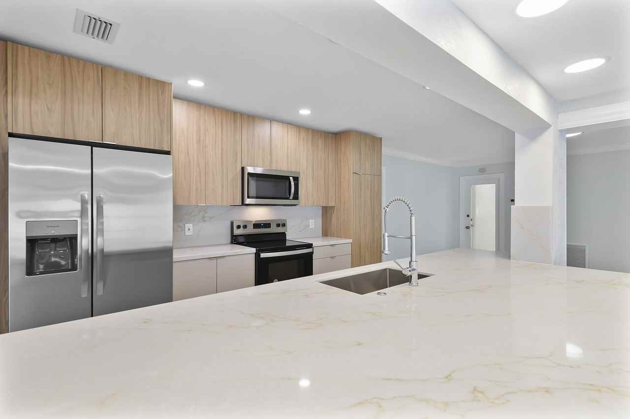 2231 Northeast 34th Court - Photo 4 of 30