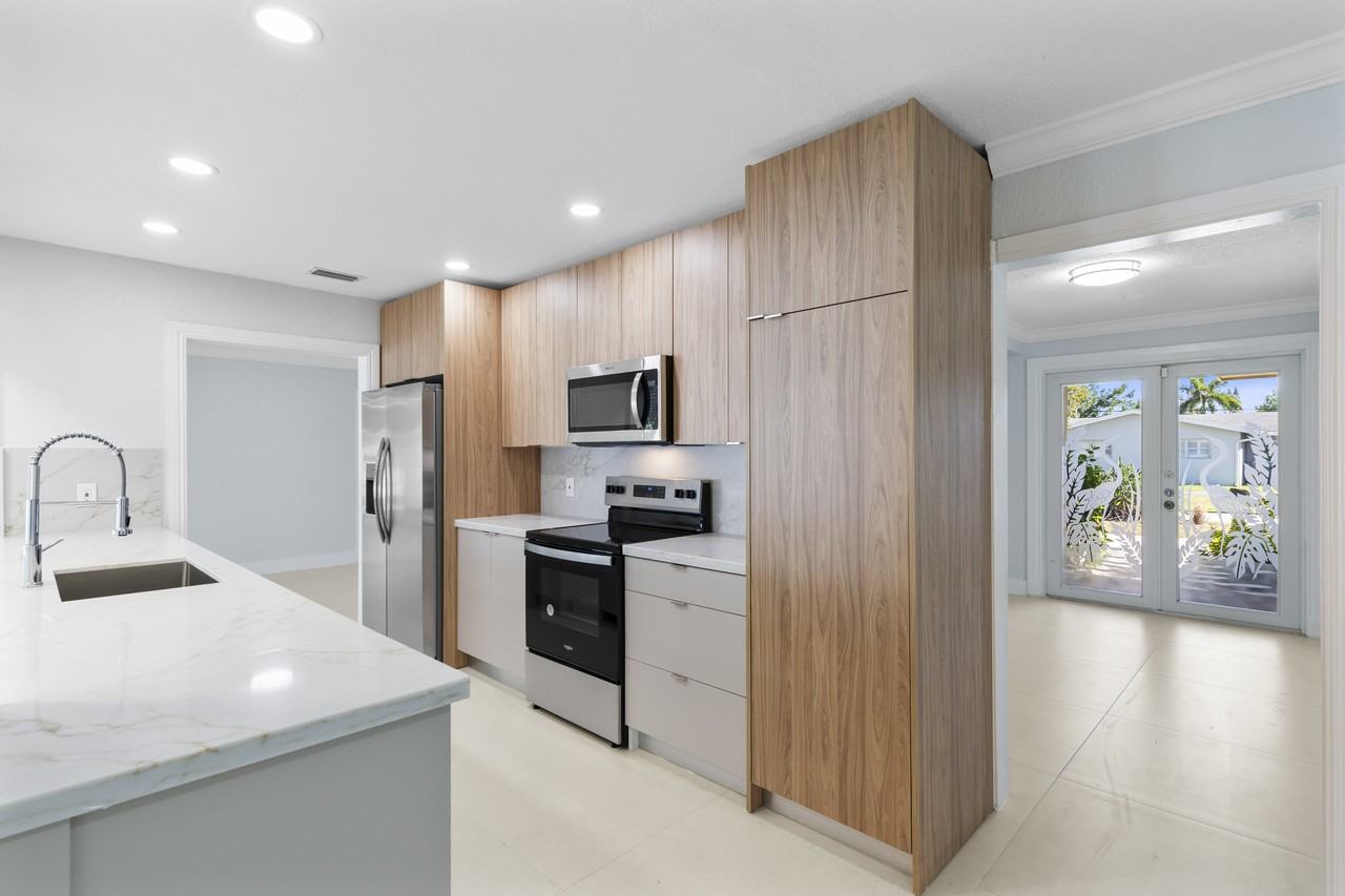 2231 Northeast 34th Court - Photo 5 of 30