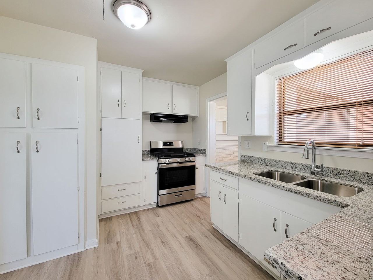 133 S Yaupon St - Photo 7 of 42