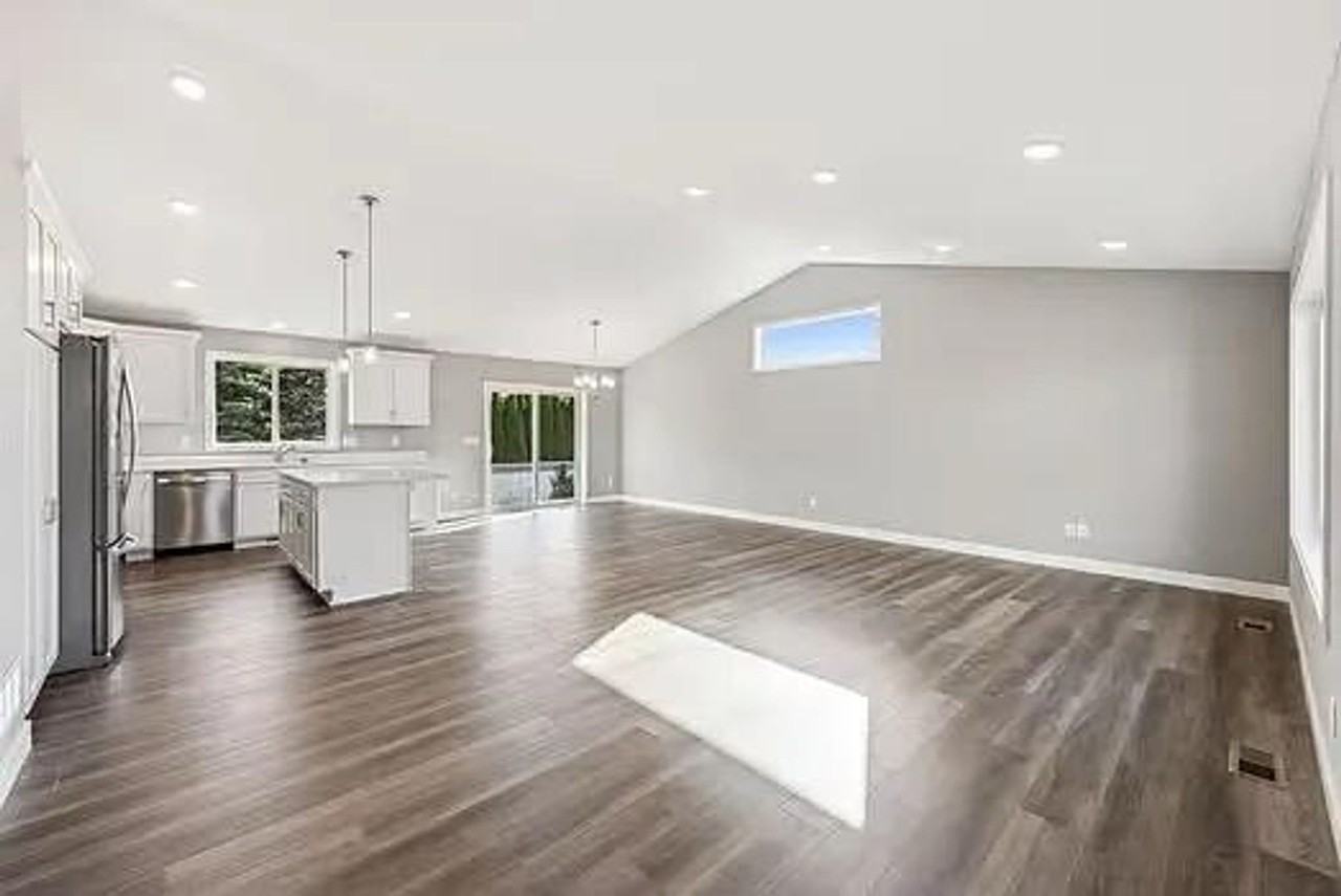 11044 34th St Ne - Photo 2 of 17