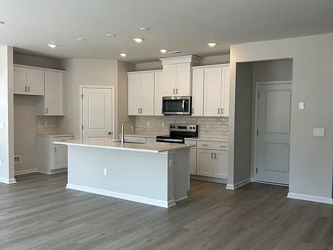 651 Blackthorne Cir Nw - Photo 2 of 13