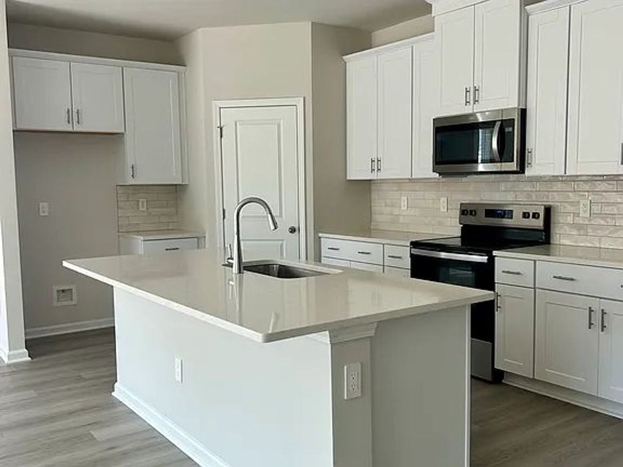 651 Blackthorne Cir Nw - Photo 3 of 13