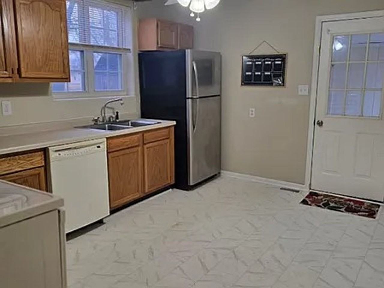 304 N Lincoln St - Photo 3 of 10