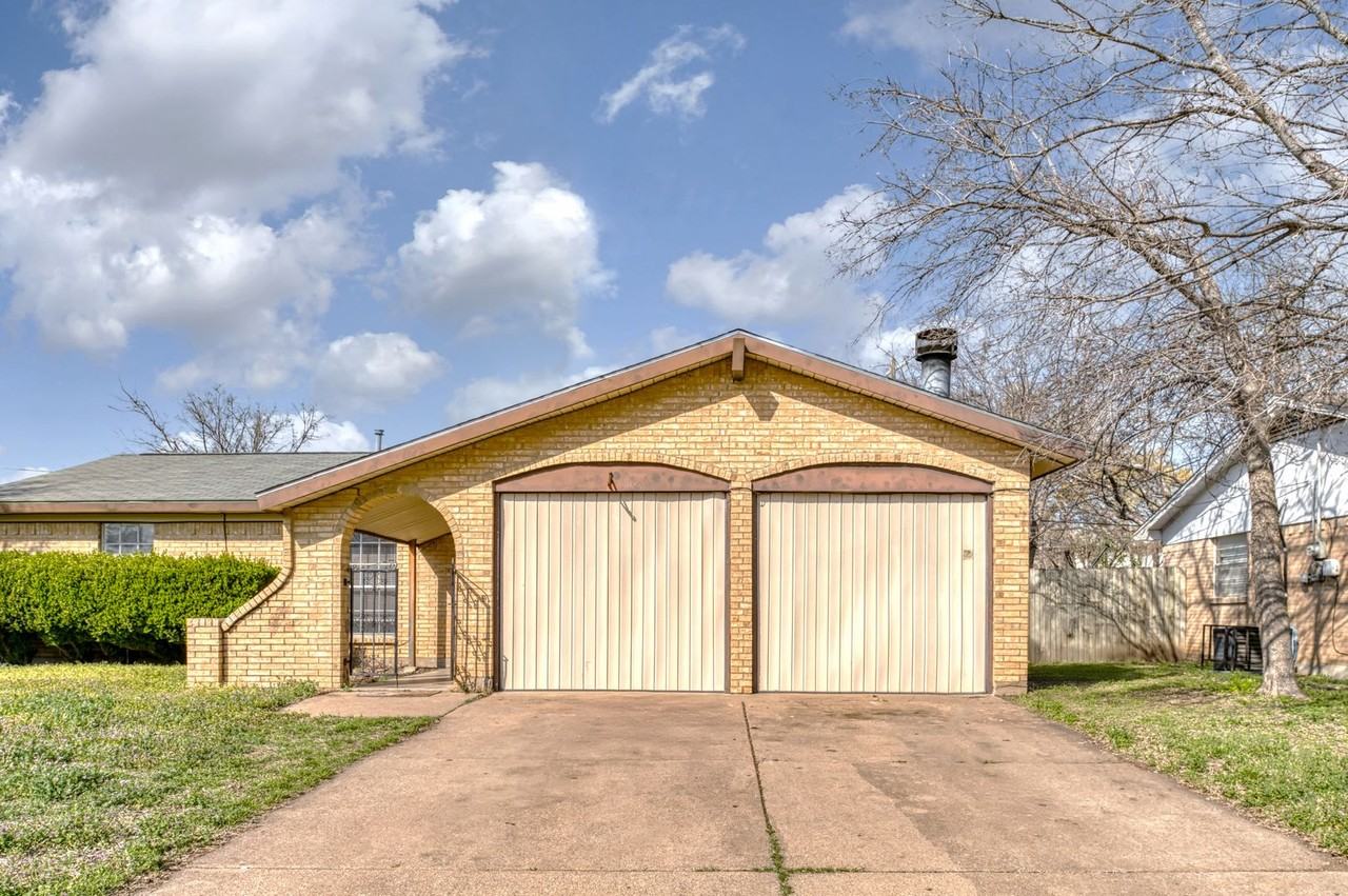 6105 Lalagray Ln - Photo 3 of 36