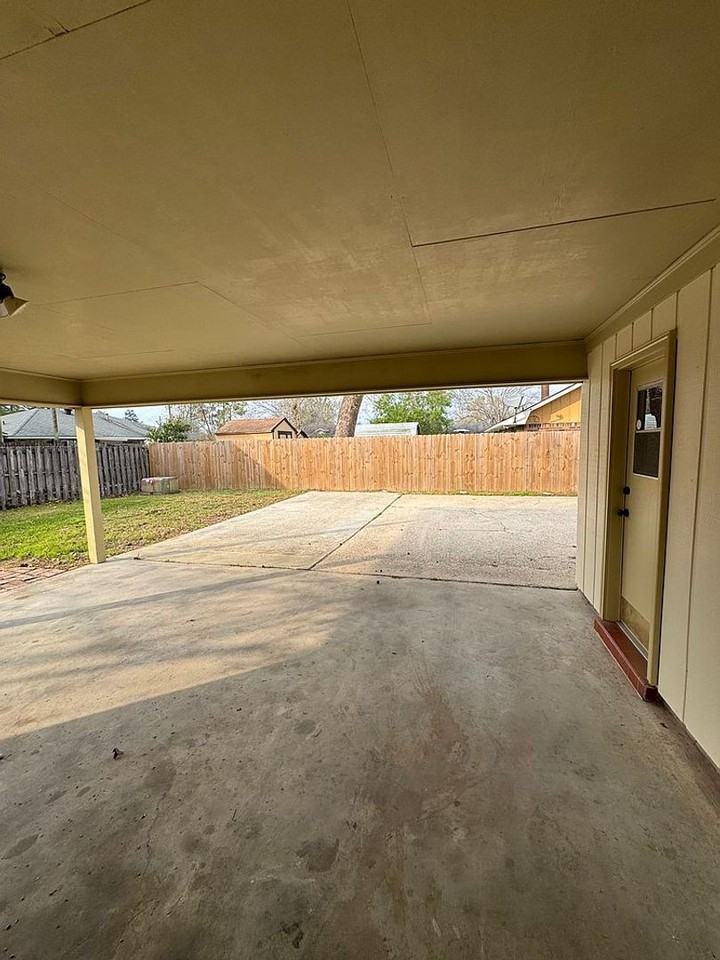 1413 Briarhurst Dr - Photo 2 of 43