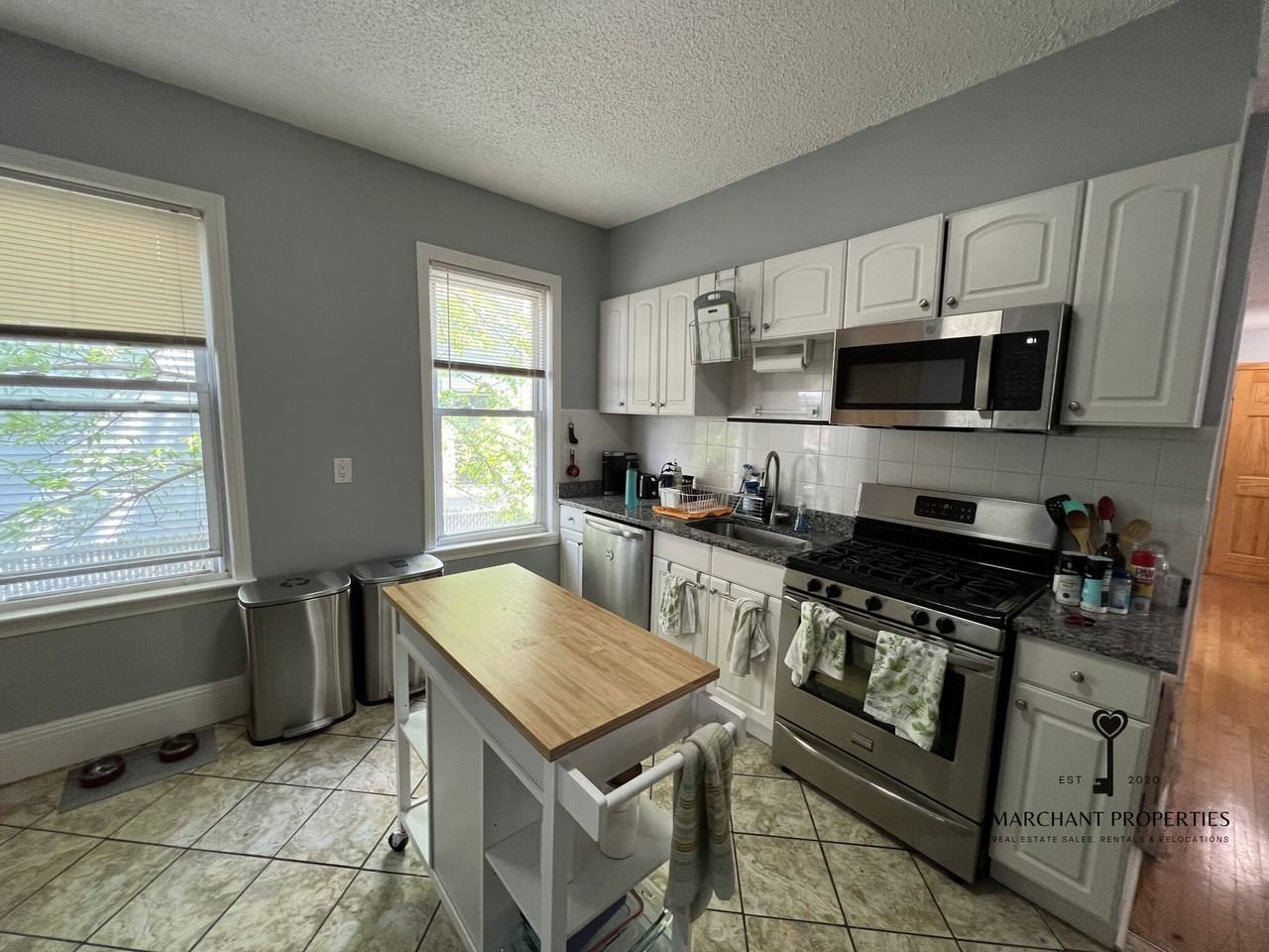 911 Harvard St #2R - Photo 2 of 14