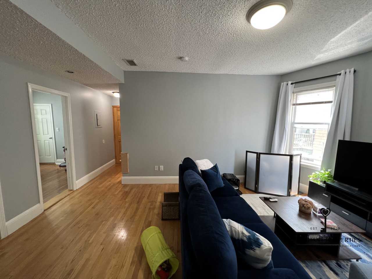 911 Harvard St #2R - Photo 4 of 14