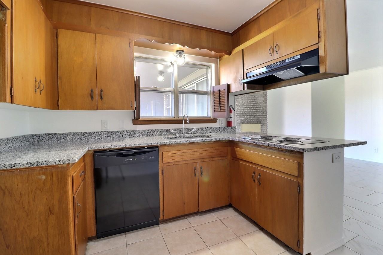 5115 E 17th St #NA - Photo 4 of 17