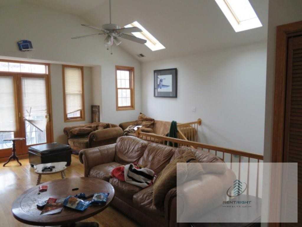 819 N Wood St #3 - Photo 4 of 20