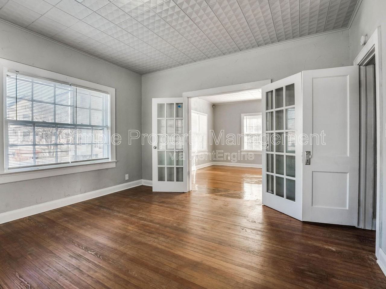 812 N Broadway Ave - Photo 5 of 23