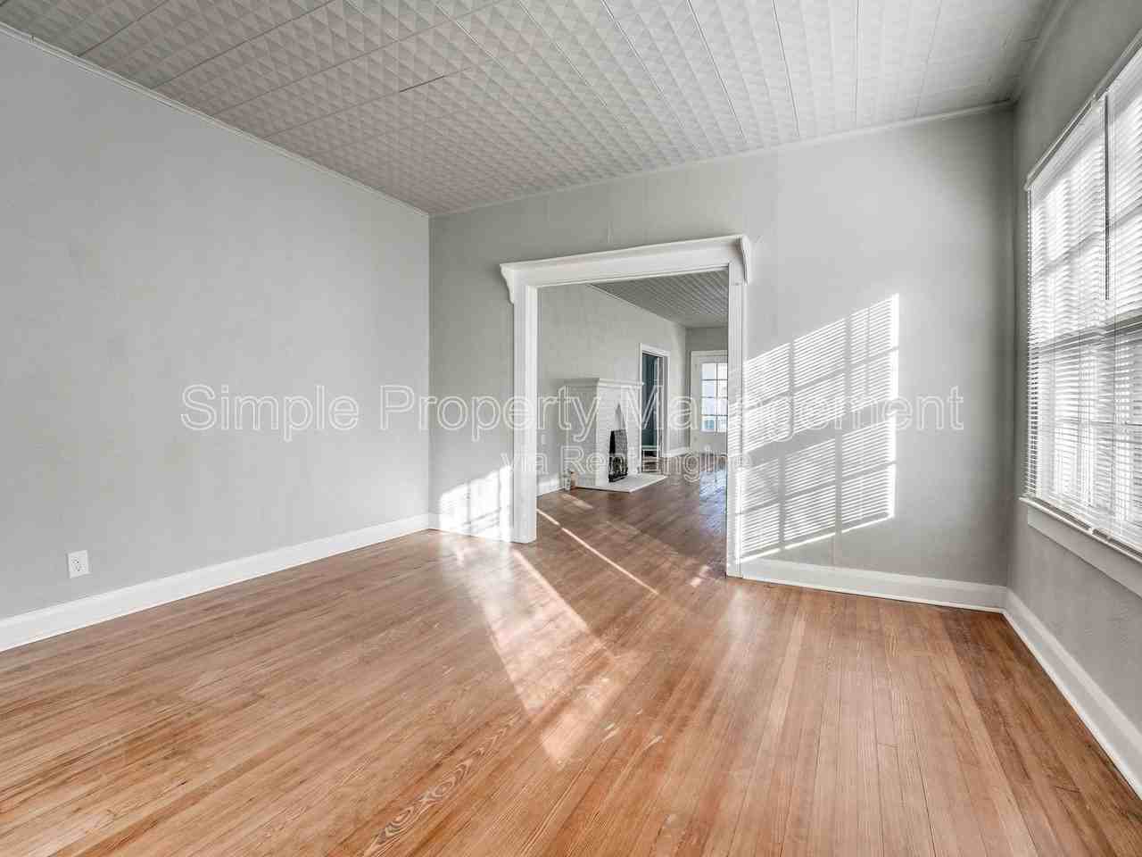 812 N Broadway Ave - Photo 7 of 23