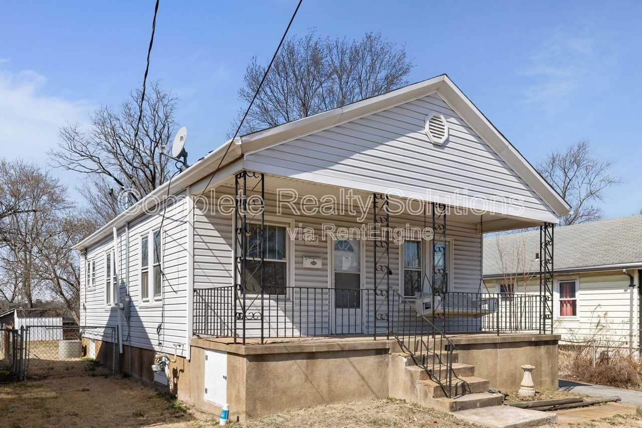 1307 Weleba Ave - Photo 2 of 37