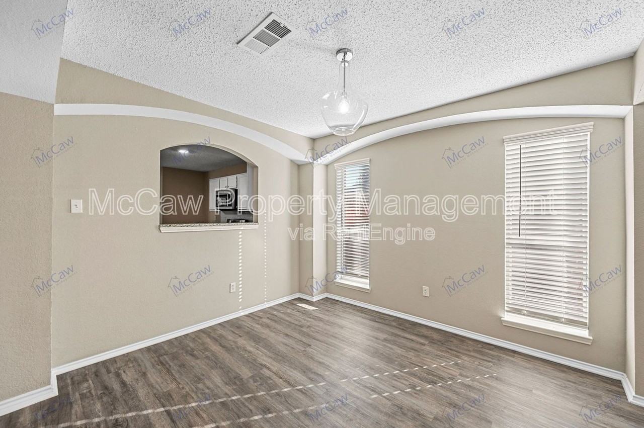 1371 Honeysuckle Ln - Photo 5 of 20
